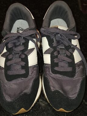 New Balance Women's Black, White, and Gray Low-Top Retro Sneakers Size 8